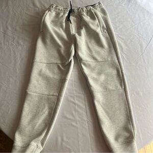 American Eagle ivory Joggers Men’s M front zip pockets,  1 back zip pocket EUC